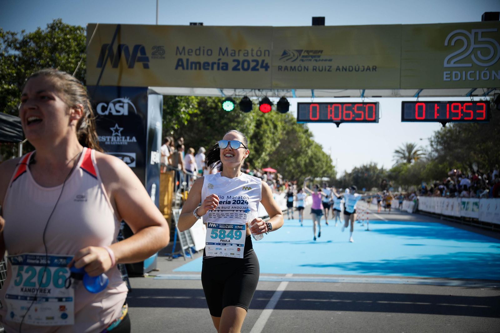 Imágenes de la llegada de la Media maratón Ciudad de Almería