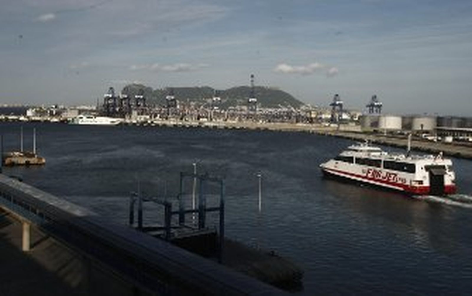 El Estrecho recupera la comunicación tras amainar el temporal