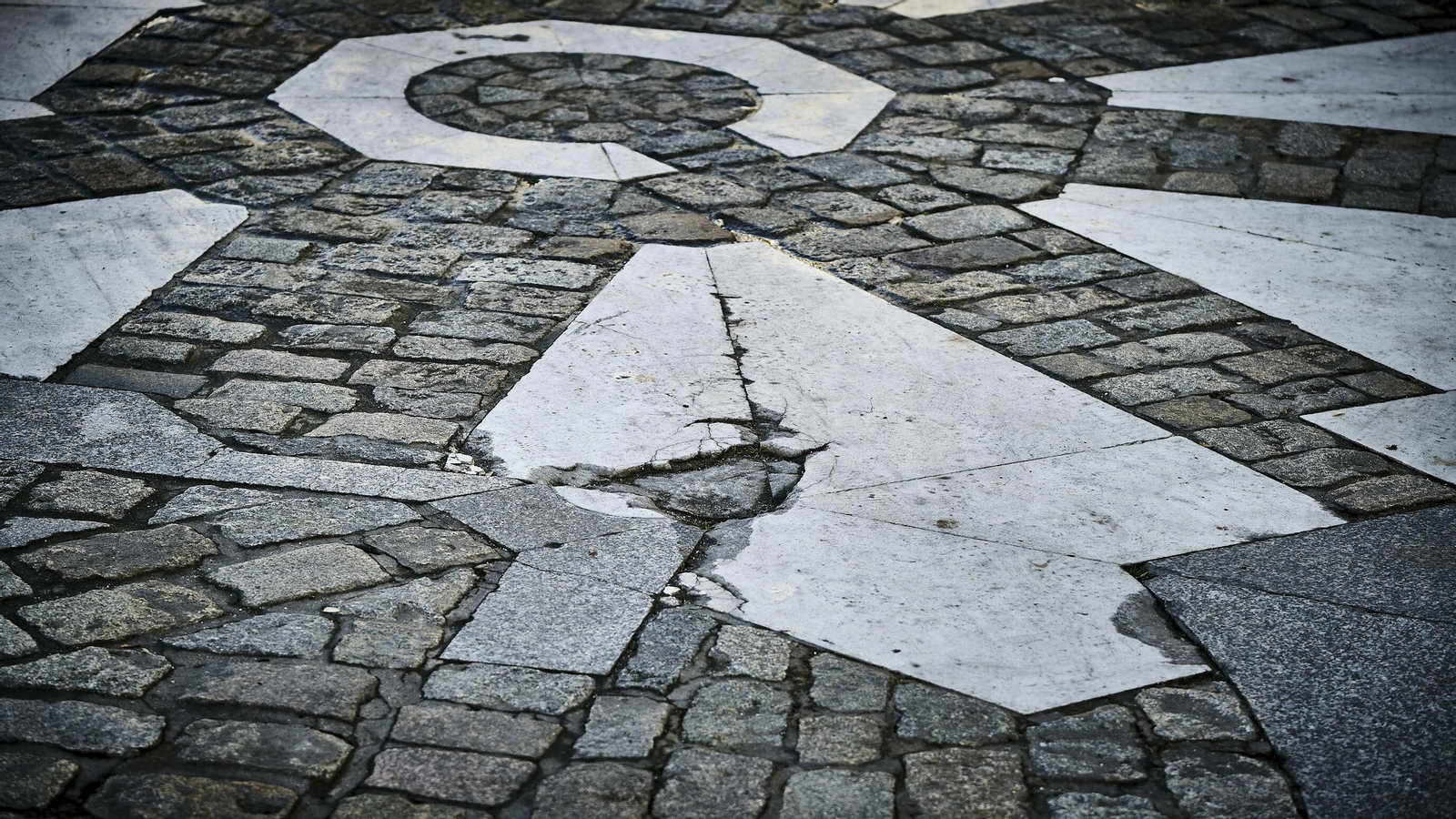 Estado del pavimento en plaza de la Catedral