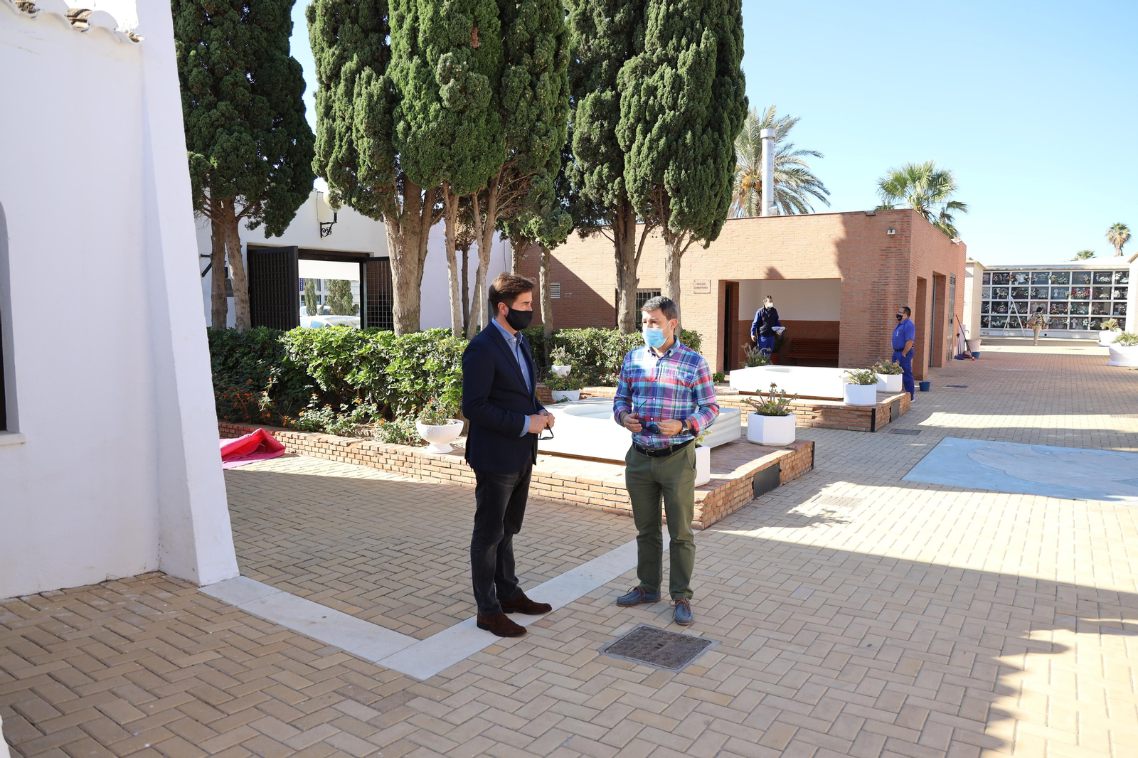 Francisco Góngora y Alberto González, en el cementerio de El Ejido.