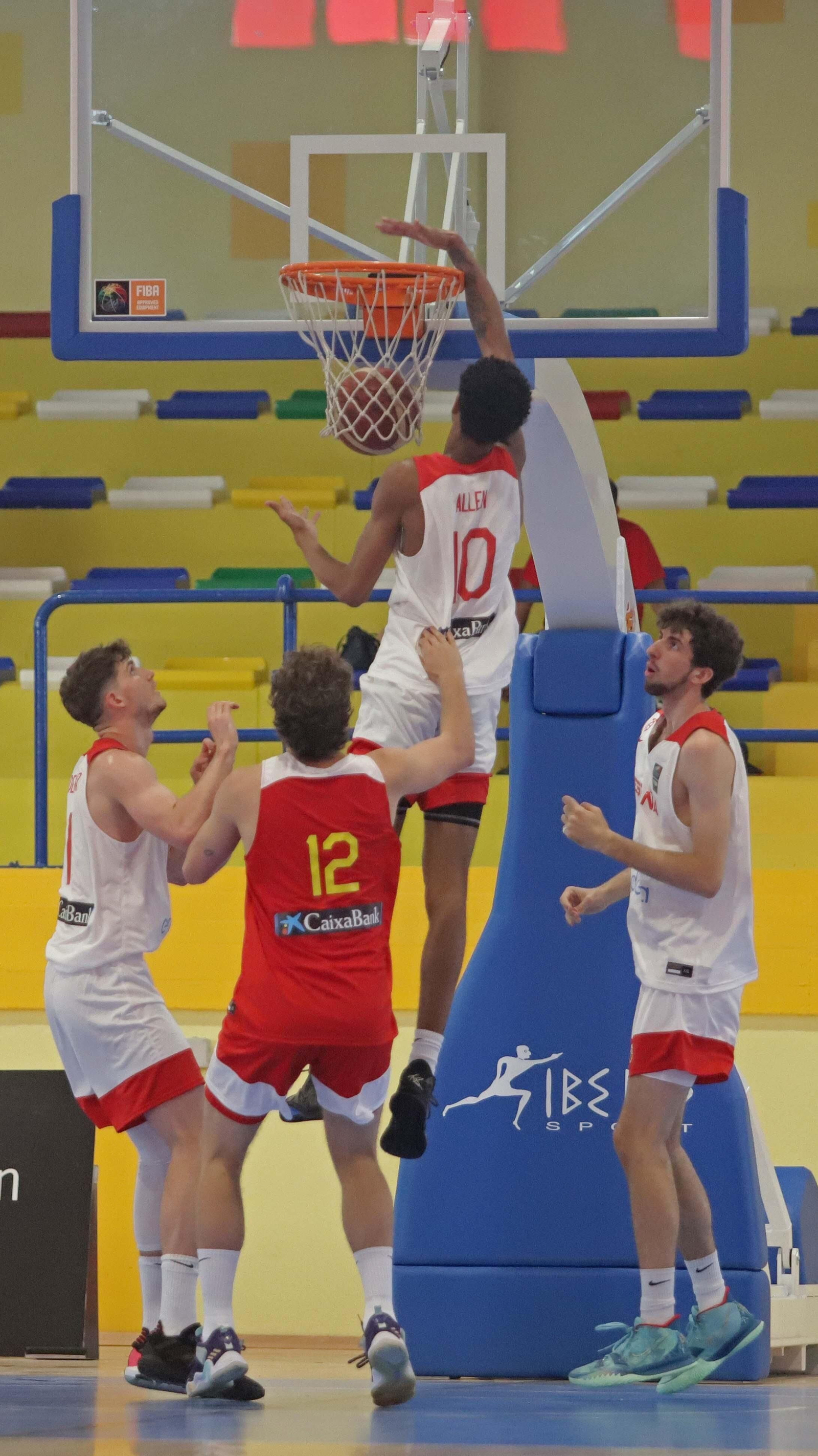 Fotos del segundo partido de baloncesto entre España sub-20 y España sub-22 en La Línea