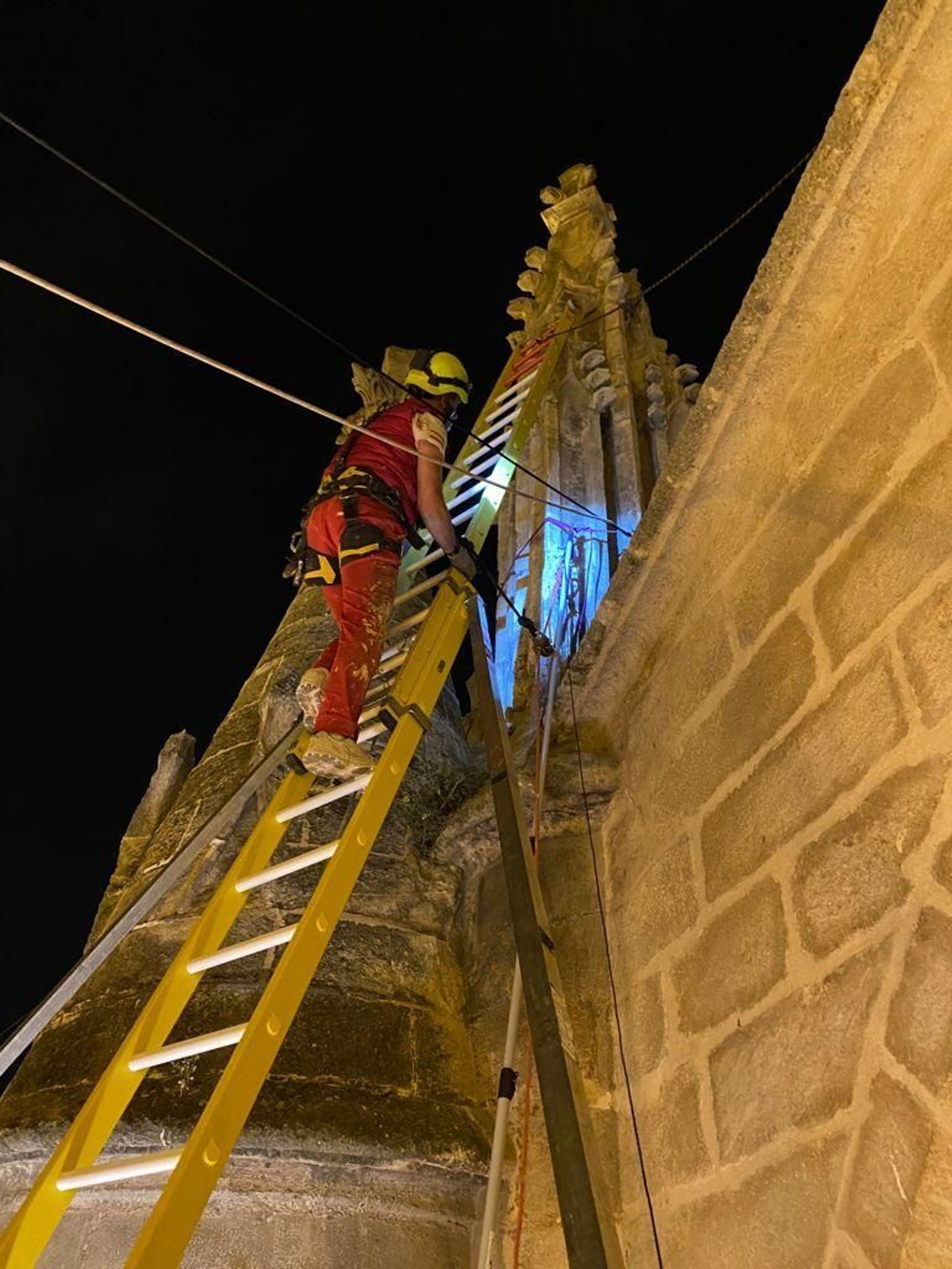 Así se revisan la Catedral de Sevilla y la Giralda desde las alturas