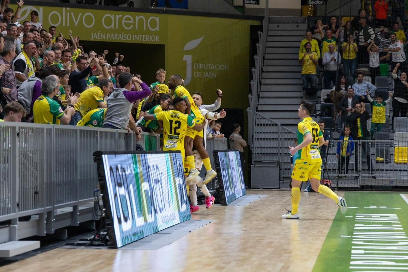 Los jugadores del Jaén FS celebran con la grada uno de los goles de Mati Rosa.
