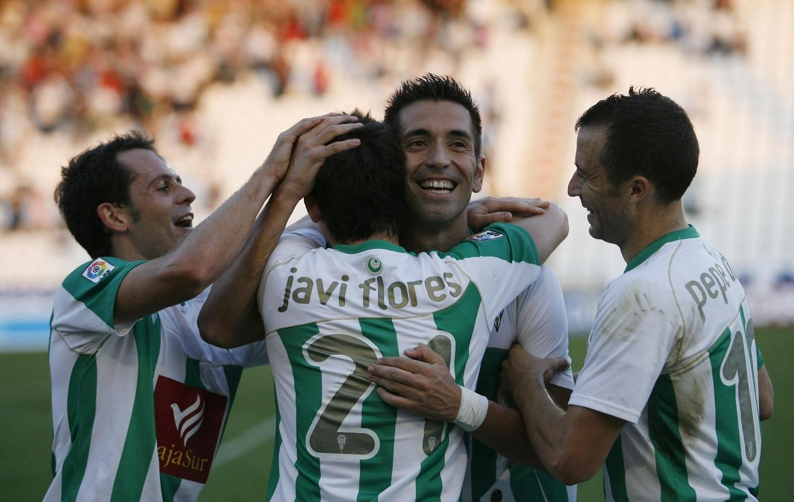 Charles, agasajado por Arteaga, Javi Flores y Pepe Díaz en un partido del Córdoba CF en 2010.