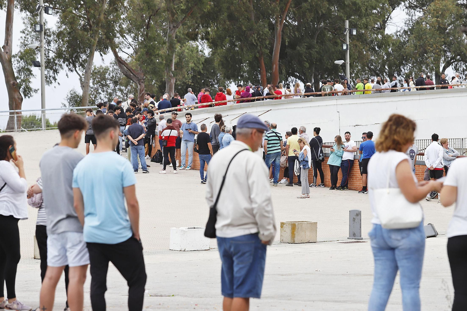 Largas colas para comprar las últimas entradas de la final del Recreativo de Huelva