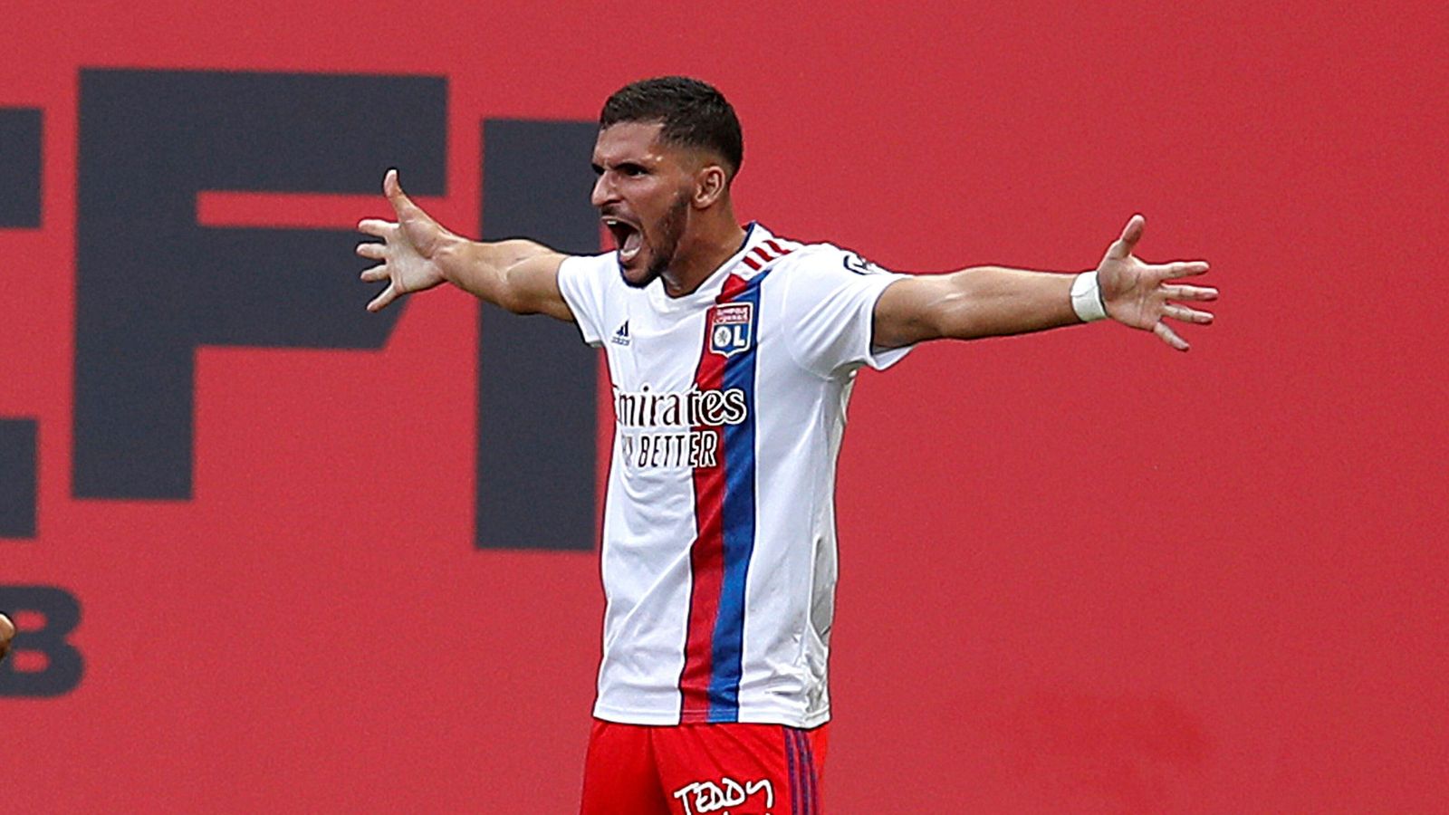 Aouar, en un partido con el Lyon.