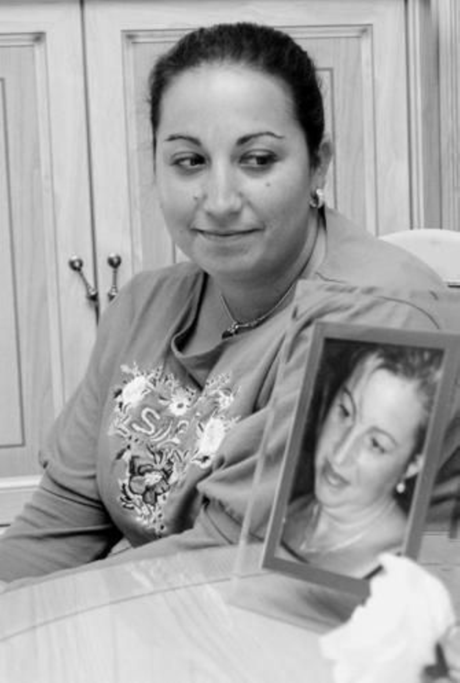 Sonia vive en la casa de su madre, rodeada de sus retratos.