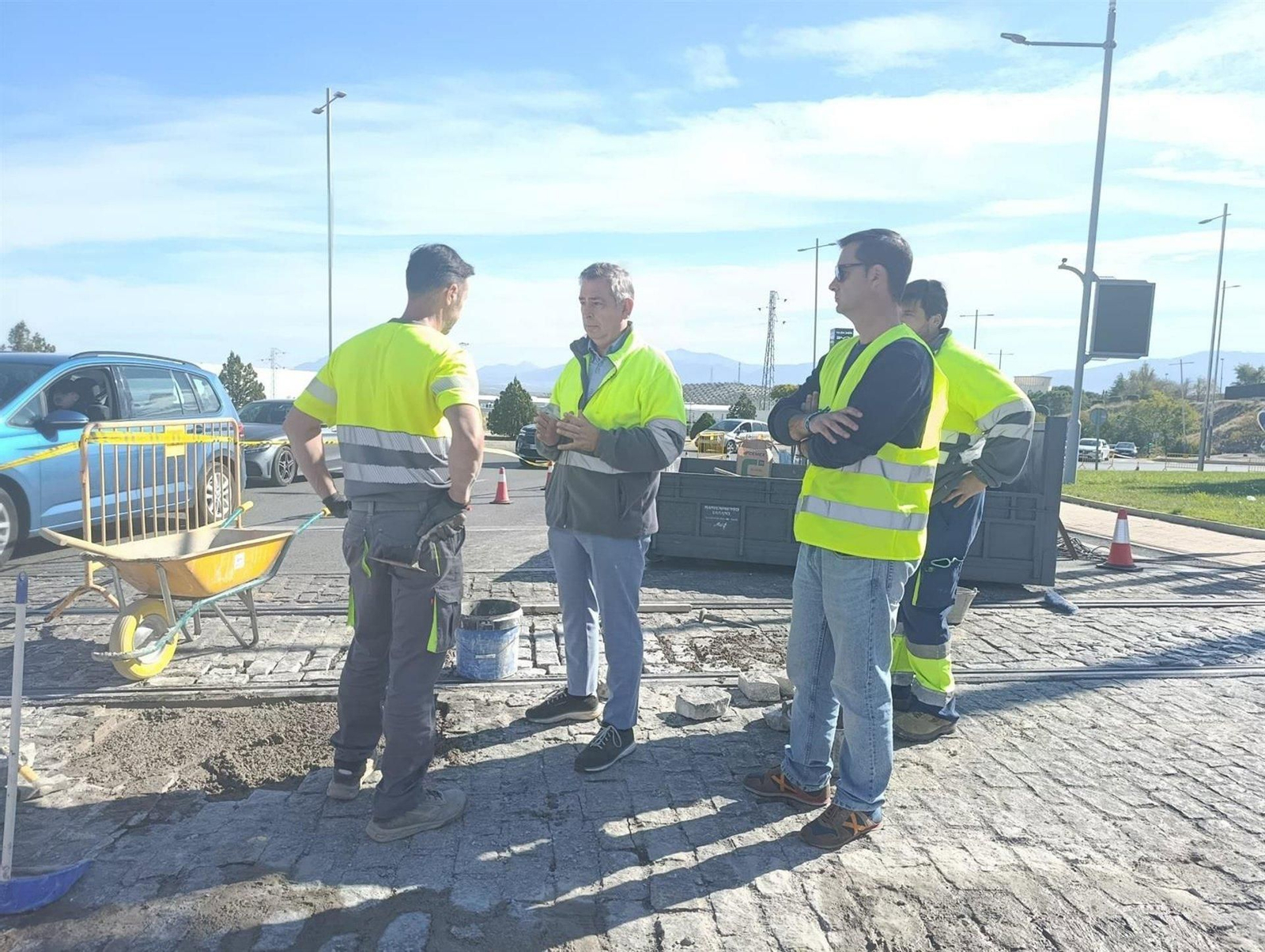 Visita del concejal Javier Padorno a los trabajos para arreglar los adoquines del tranvía.
