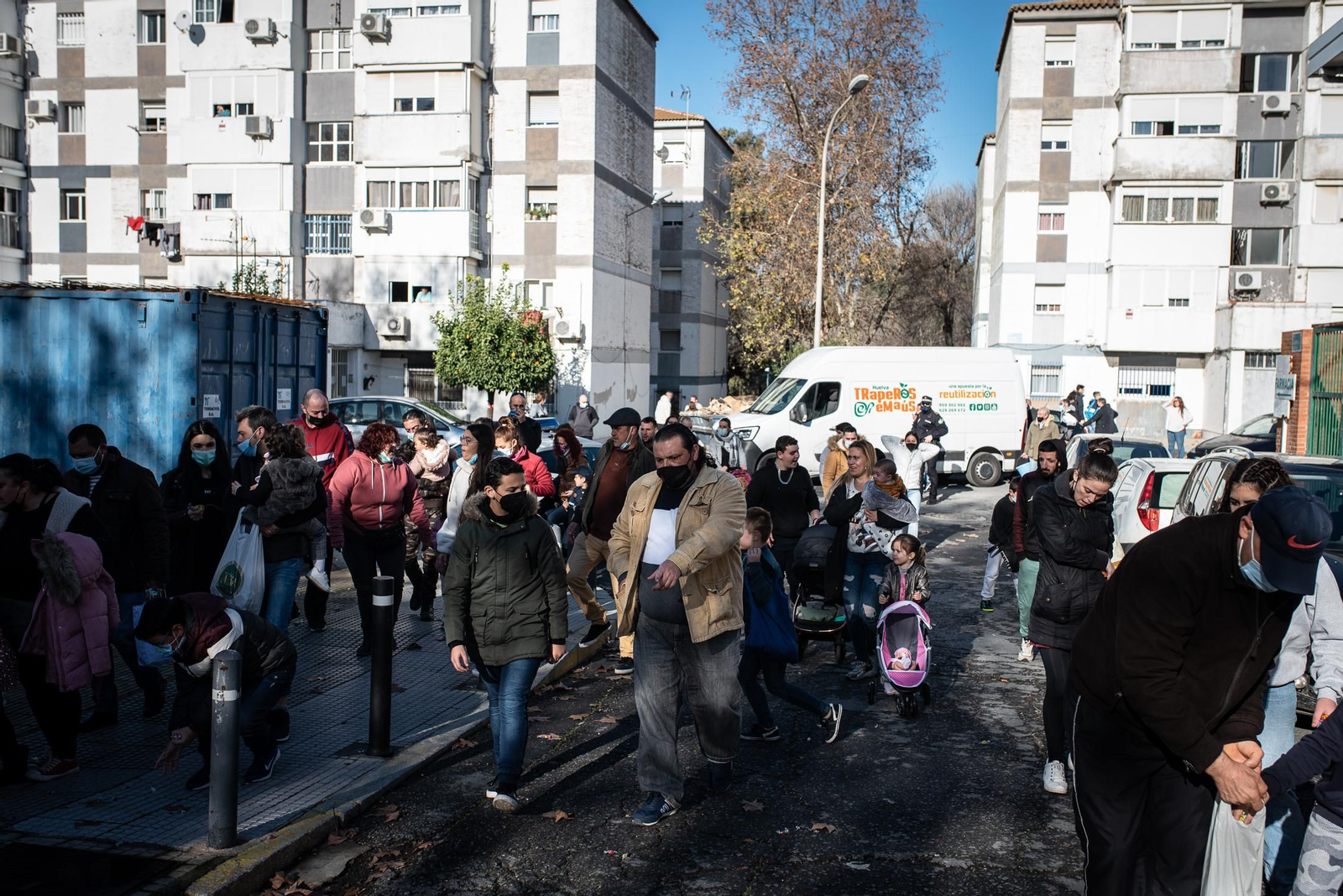 La visita de los Reyes Magos a los barrios de Huelva en imágenes