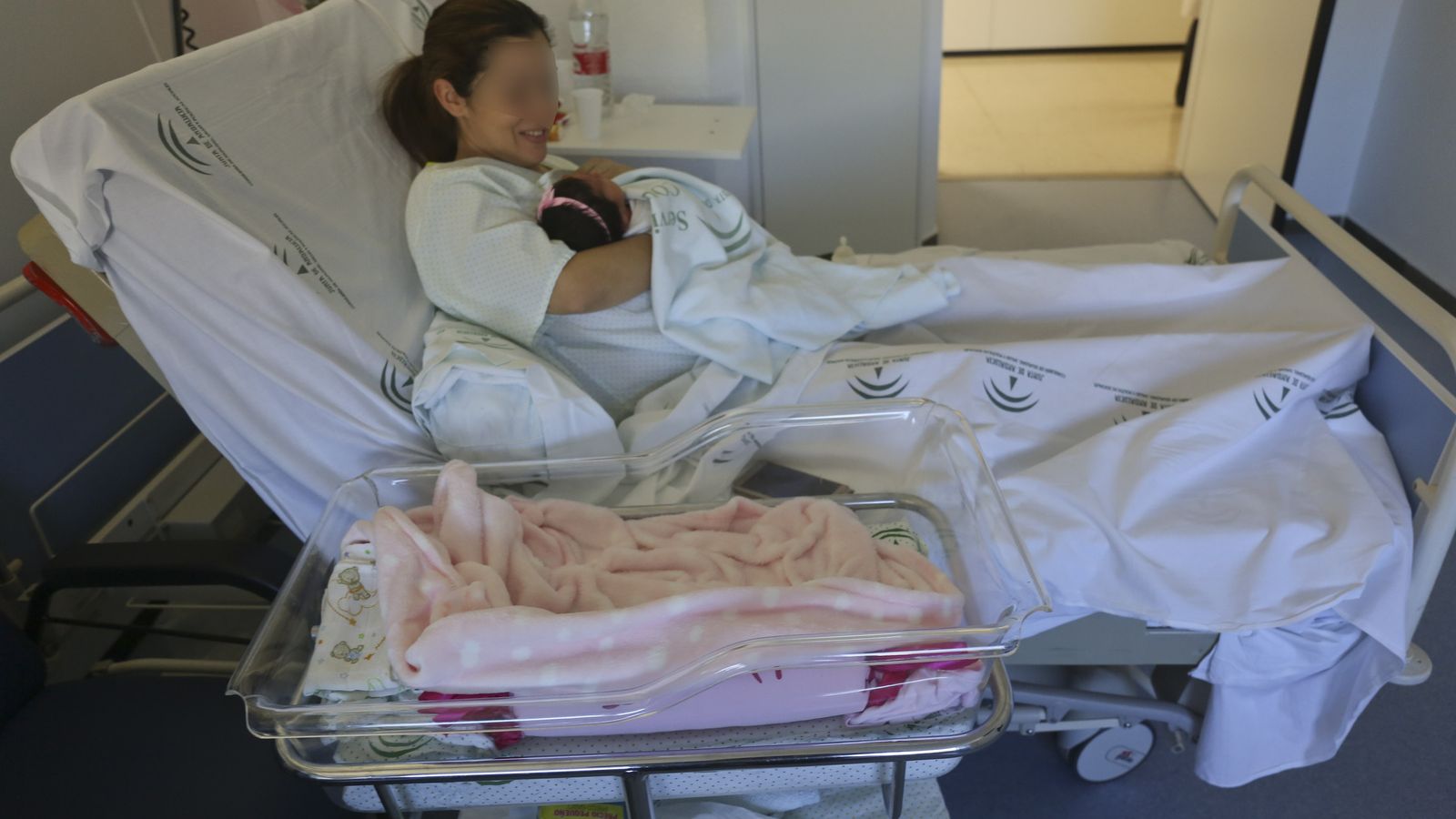 Una mujer con una niña recién nacida