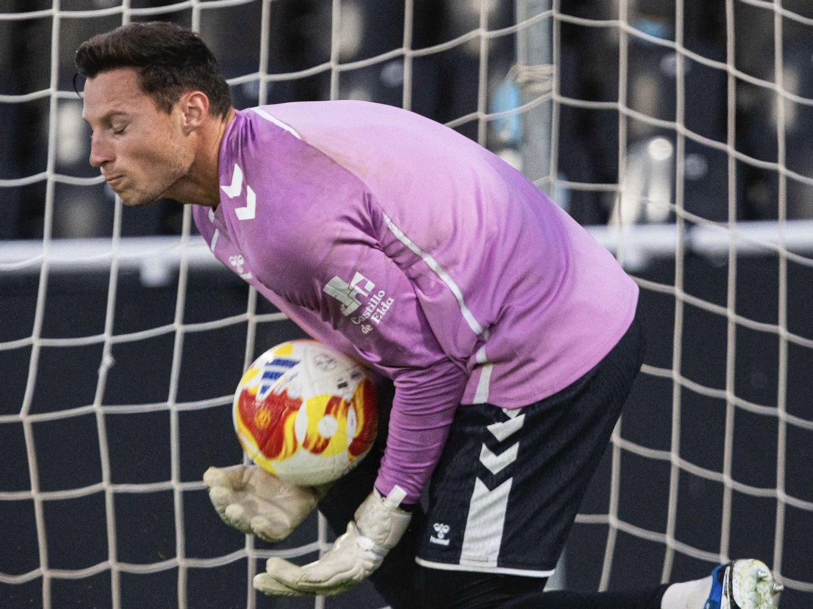 Ramón Vila atrapa el balón en el calentamiento previo del partido del Eldense en Cartagena.