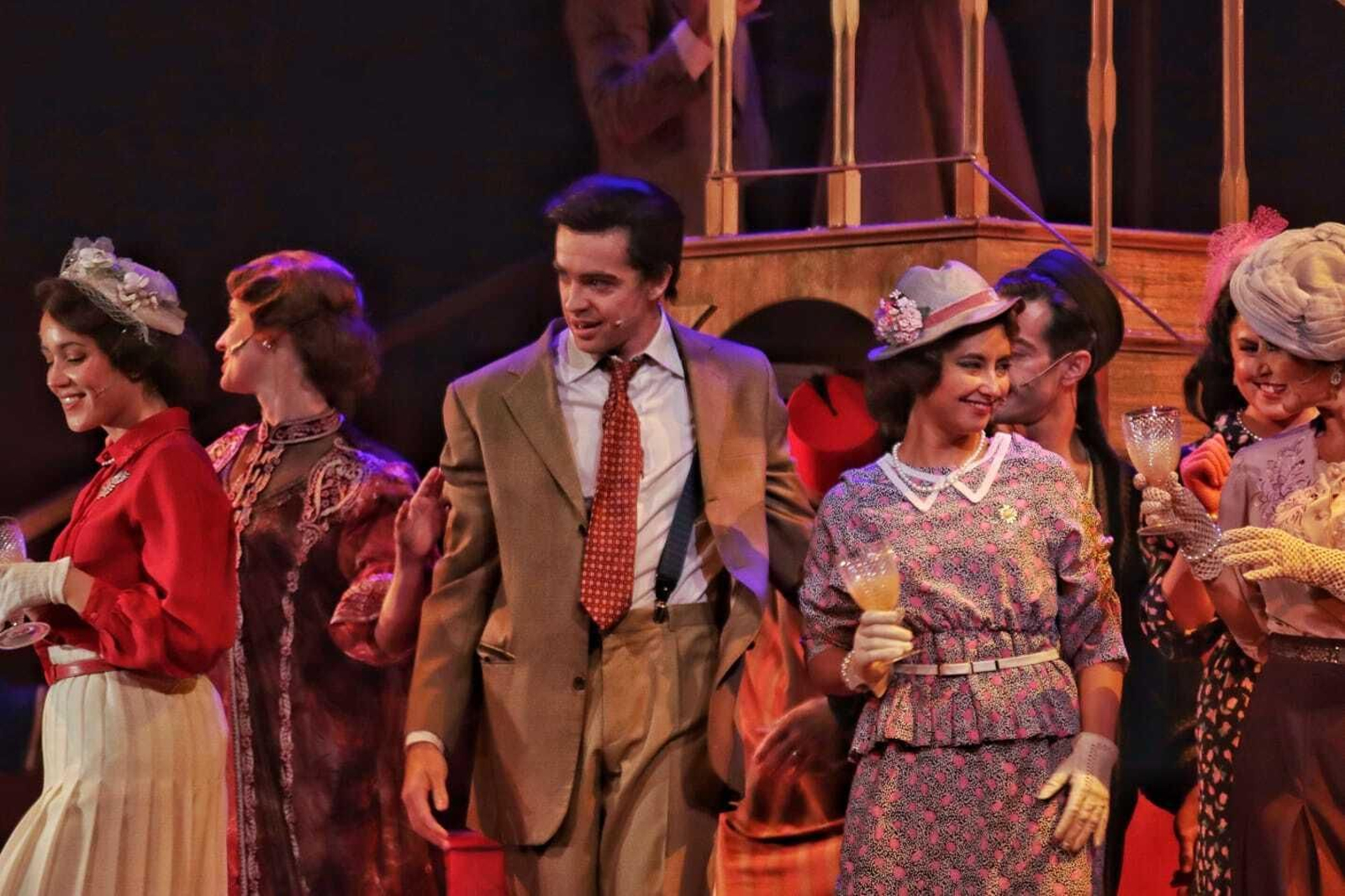 El musical 'El tiempo entre costuras', en el Teatro Cervantes hasta 10 de septiembre, en imágenes