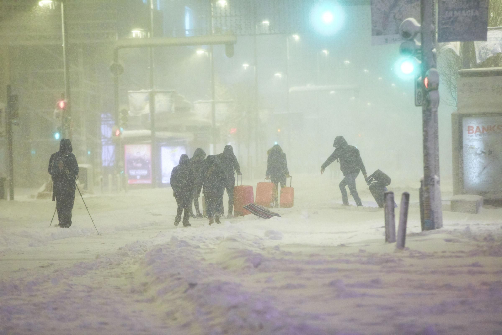 El segundo día del temporal 'Filomena' en imágenes: más nieve y caos