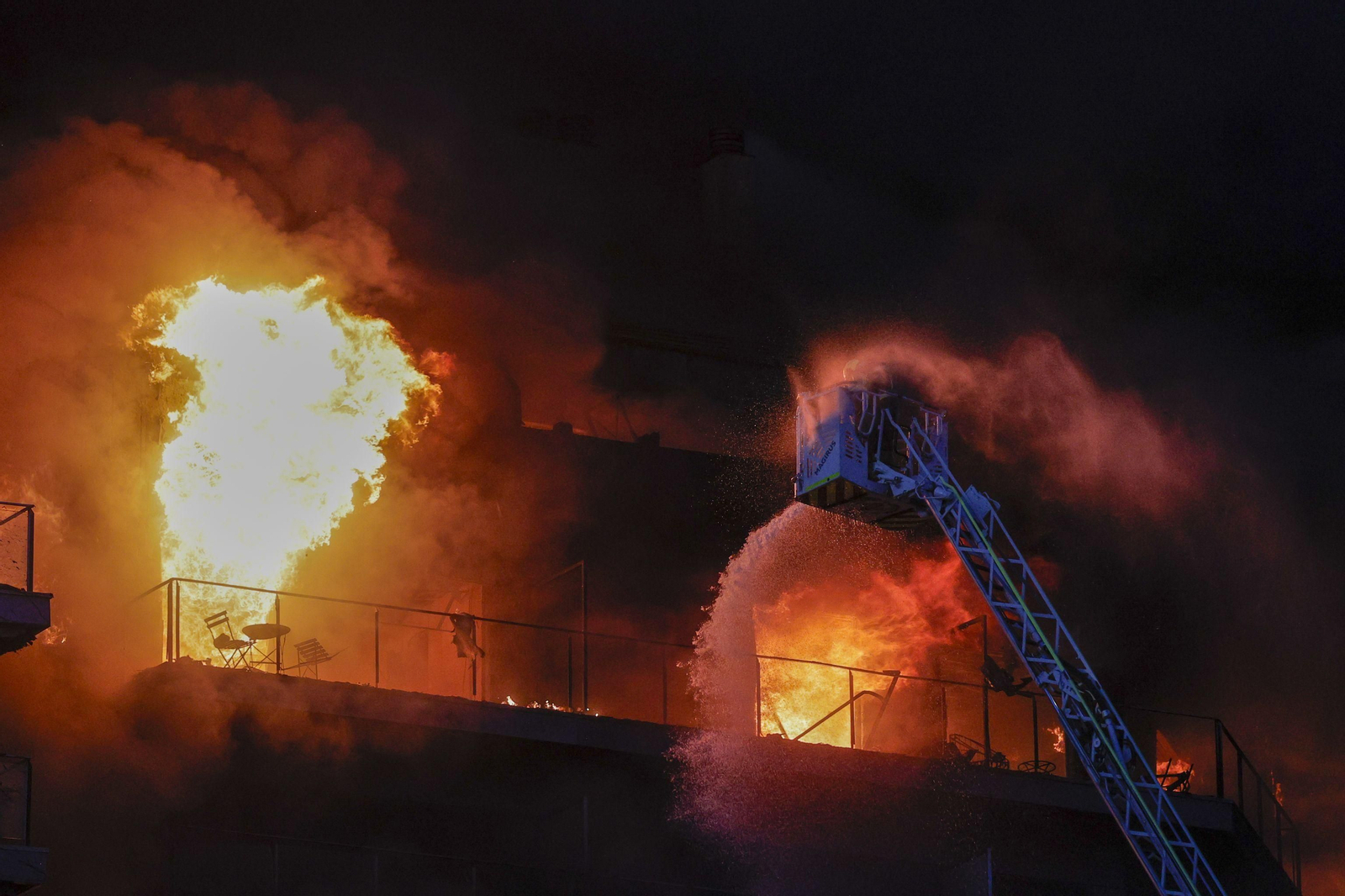 El incendio del edificio en Valencia, en imágenes El incendio del edificio en Valencia, en imágenes