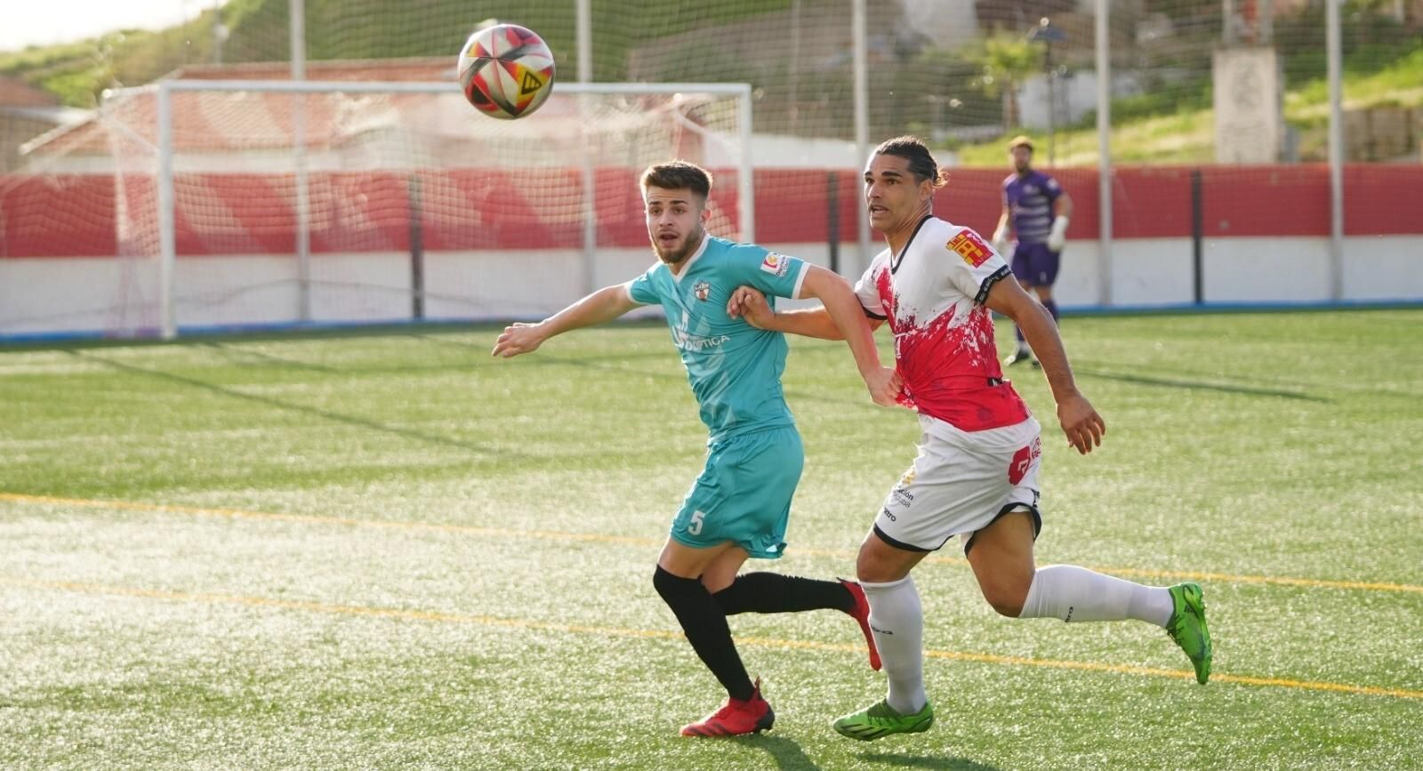 Rubén Jurado presiona a un rival en un partido del Atlético Espeleño.