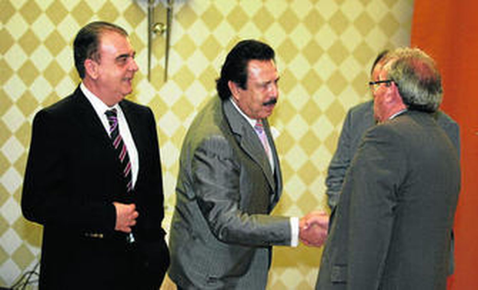 El director general, Lorenzo Espinosa, el presidente del Grupo Morera & Vallejo, Antonio Morera, saludando al alcalde de Vícar, Antonio Bonilla.