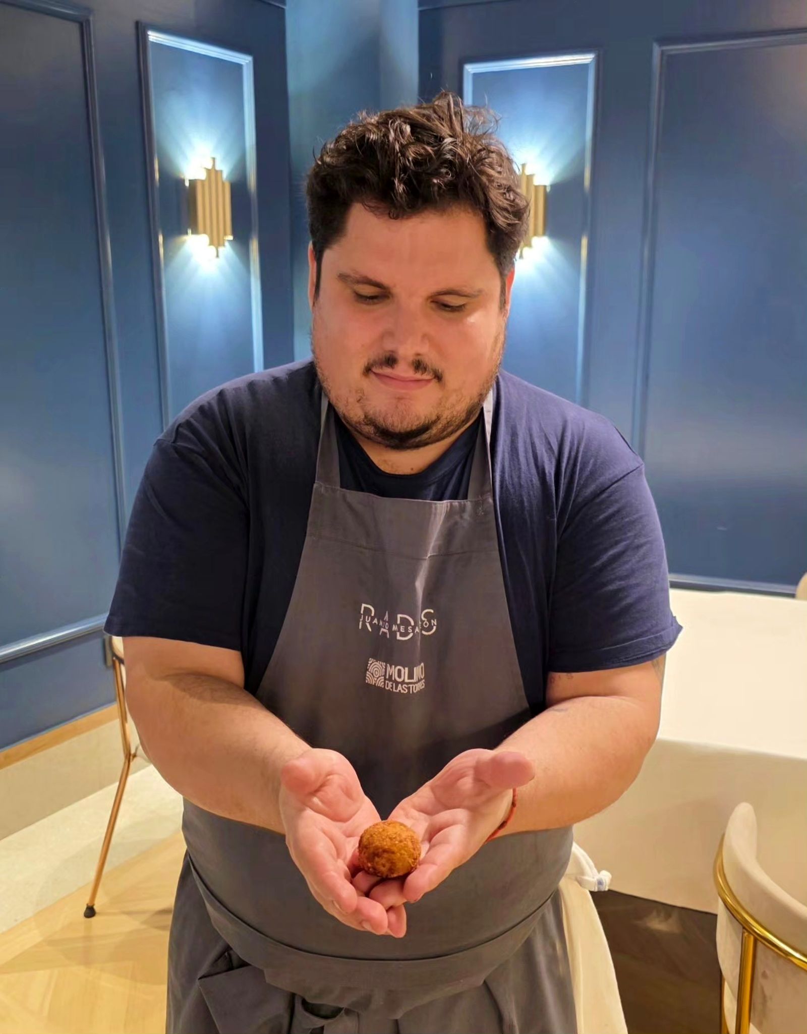 Juanjo Mesa muestra su creación más preciada en Fusión Madrid: la croqueta de jamón ibérico que ha conquistado paladares de todo el país.