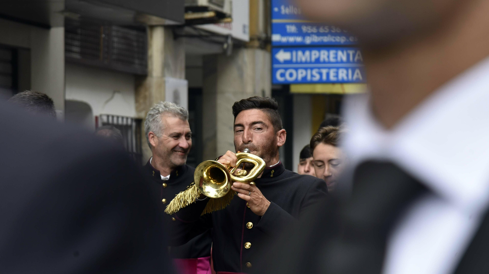 Un componente de la banda de música tras El Resucitado, en Algeciras.