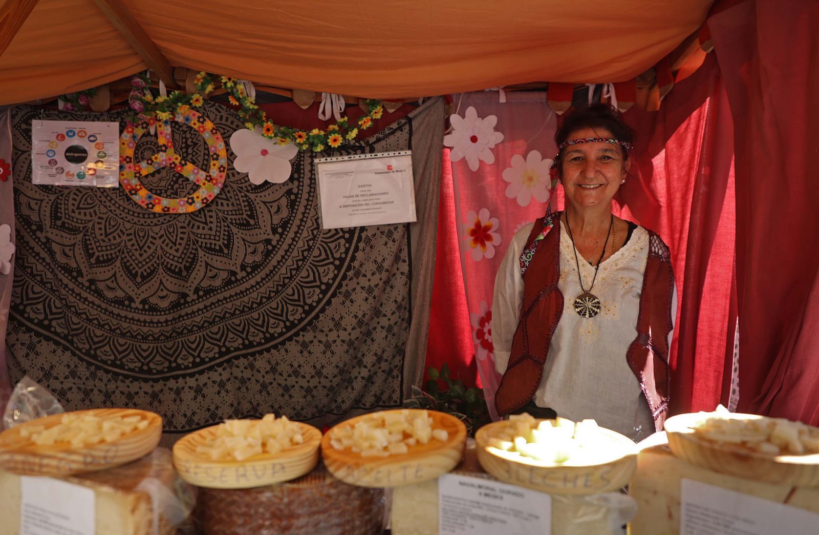 El mercadillo hippie de la Fiesta de la Primavera de La Línea, en imágenes