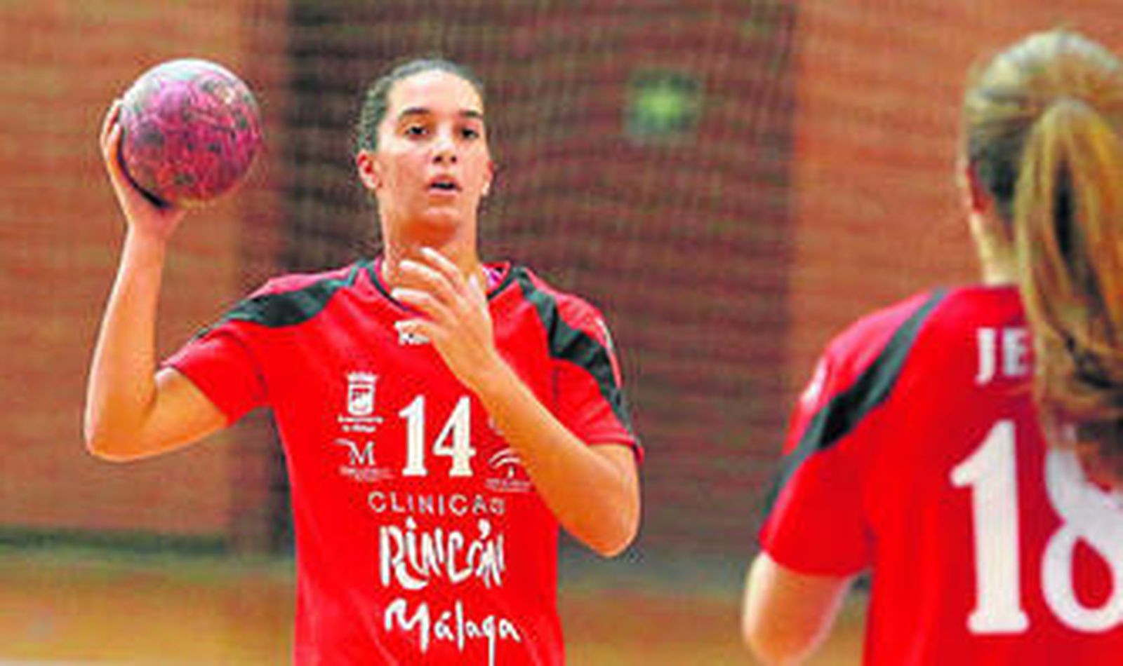 Bea Puertas, durante un partido del Clínicas Rincón, le pasa la bola a Jennifer Gutiérrez.