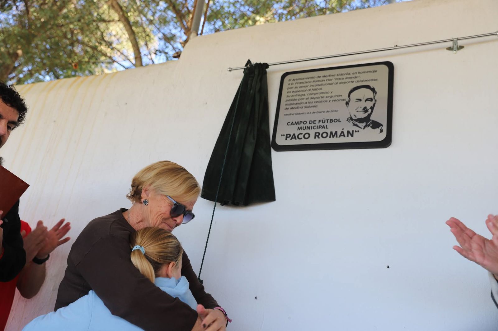 Mari Paz Mora, viuda de Paco Román, se abraza a su nieta tras descubrir el nuevo nombre del campo de fútbol.