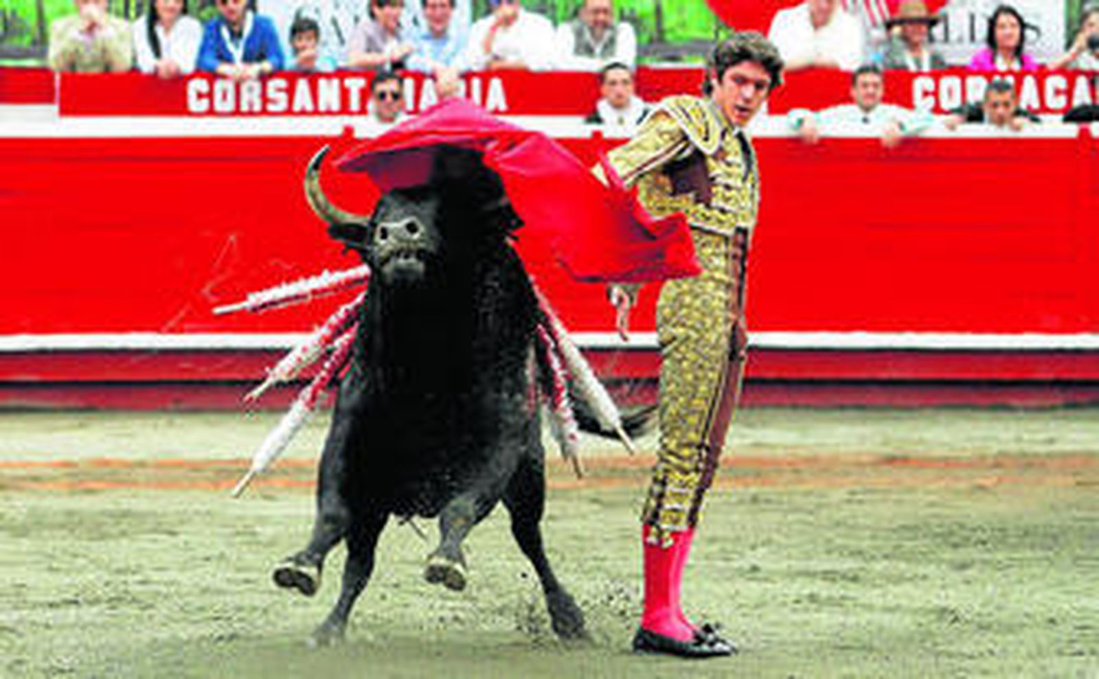 Sebastian Castella, en un muletazo por la espalda, impresionó por su valor.