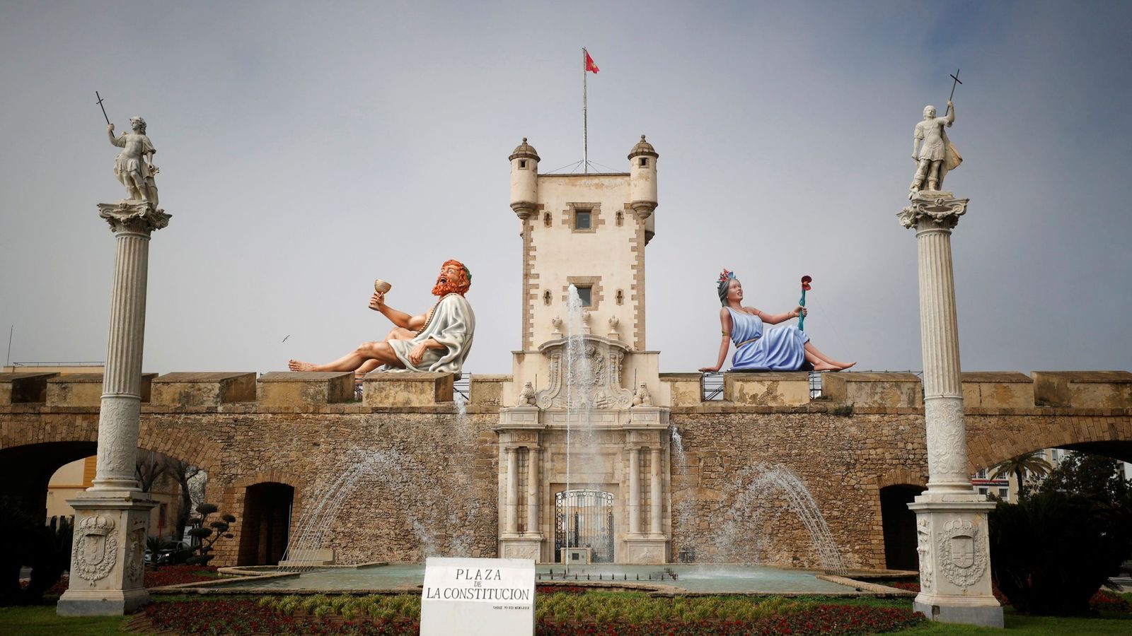 Figuras mitológicas en la Puerta de Tierra.