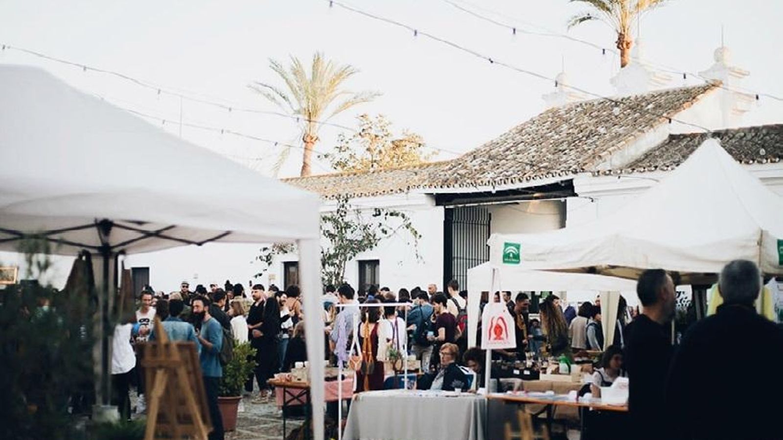 Los artesanos muestran sus productos en los puestos habilitados.