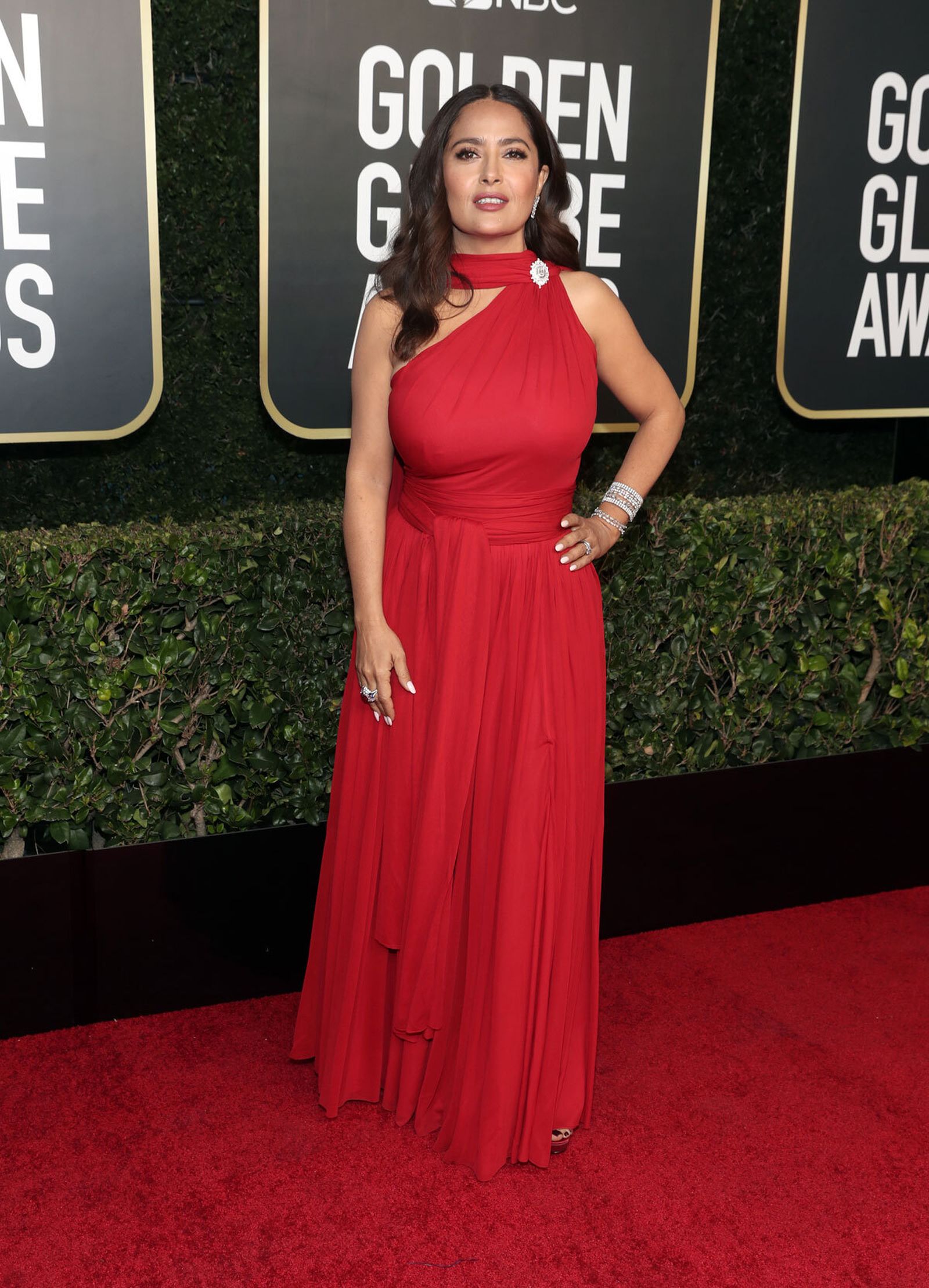 De rojo, Salma Hayek, en la alfombra roja 'presencial'.