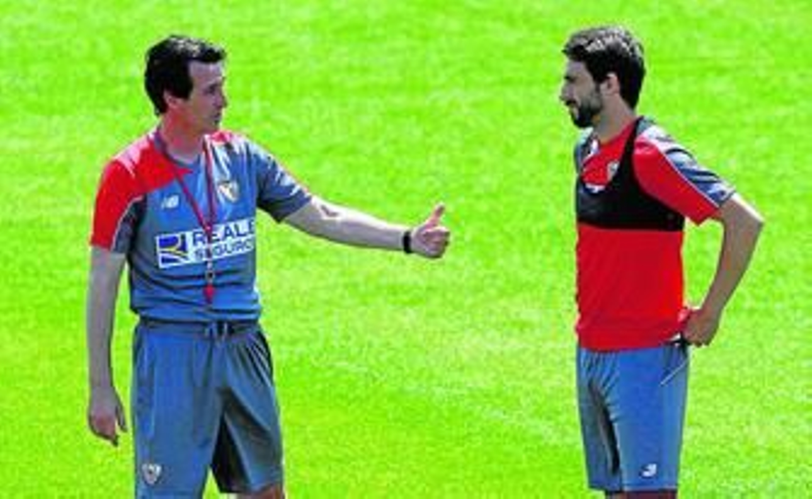 Nico Pareja dialoga con el ex entrenador del Sevilla, Unai Emery, en un entrenamiento del pasado curso.