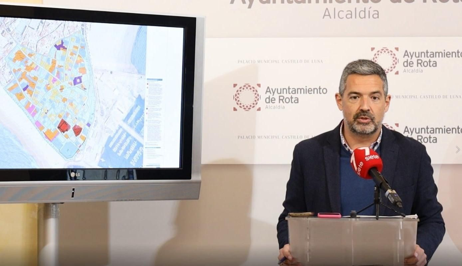 El alcalde de Rota, Javier Ruiz, explicando en rueda de prensa el Plan Especial de Protección del Conjunto Histórico de la localidad.