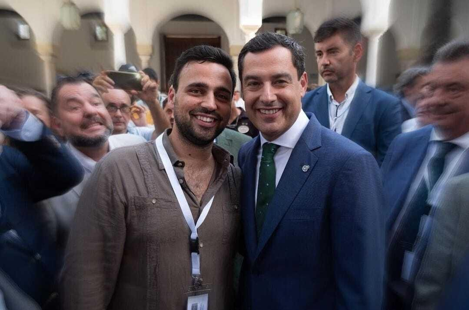 El hasta ahora presidente de NN. GG. del PP de Sevilla con el presidente Moreno.