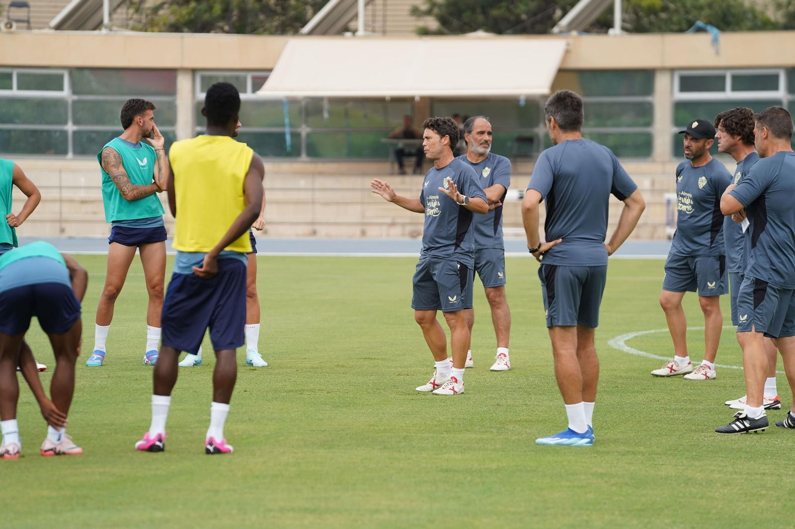 Rubi realiza una indicación a sus jugadores durante un entrenamiento de esta semana en el Anexo.