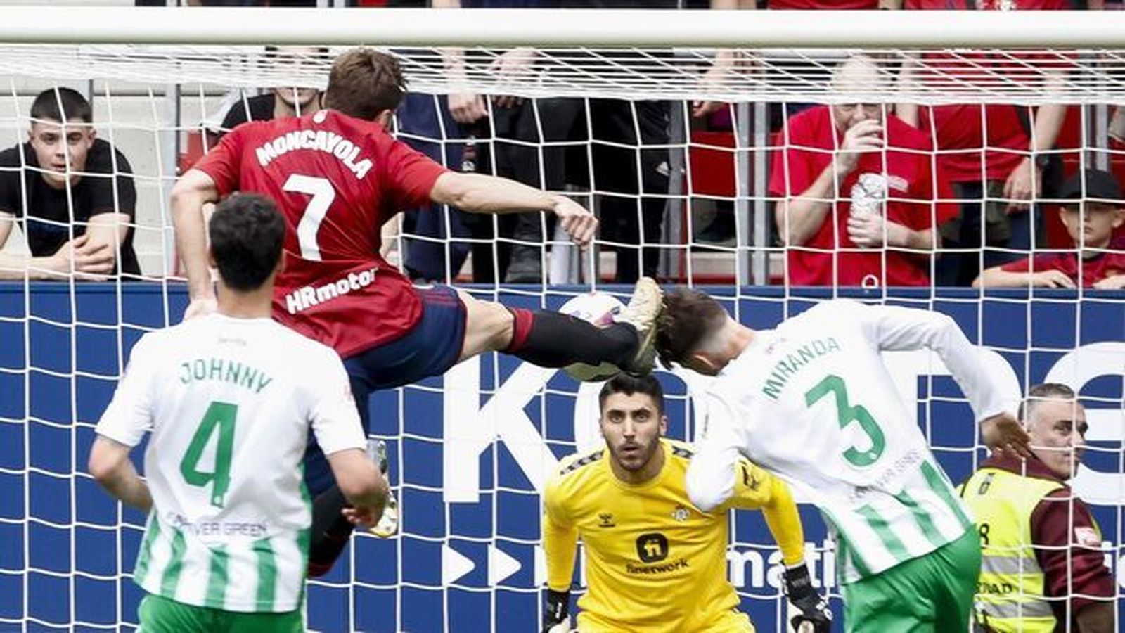 Miranda recibe la patada de Moncayola en su cabeza en la expulsión del centrocampista local.