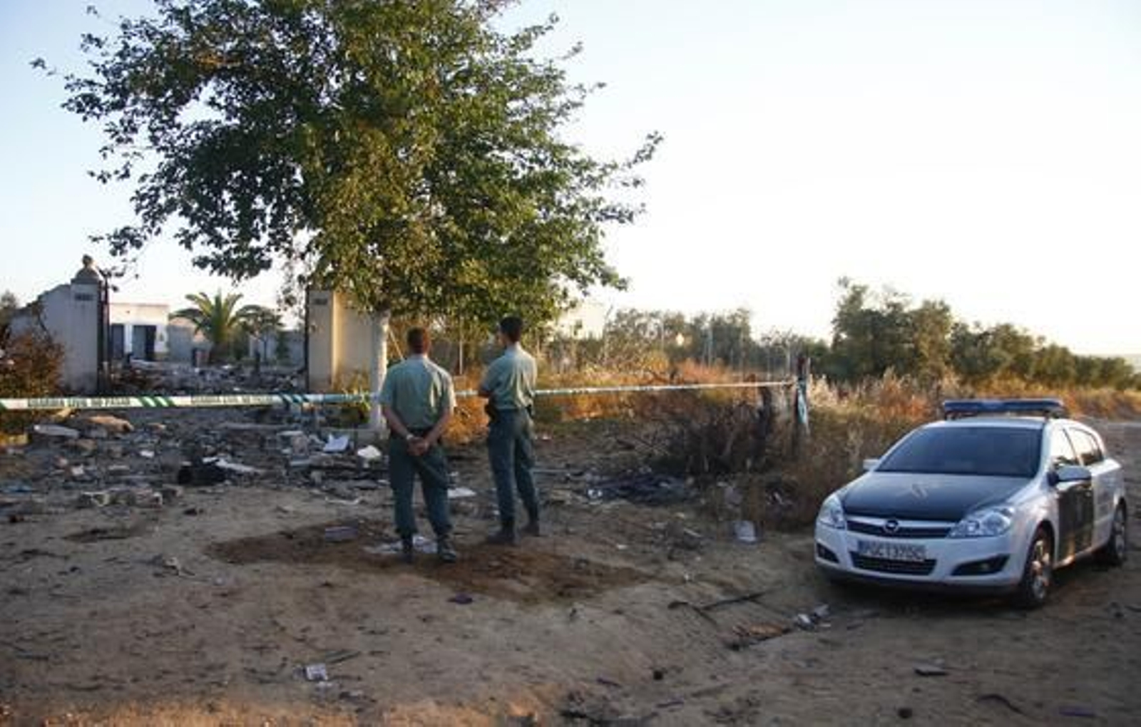 Dos Guardias Civiles observan el estado en el que ha quedado la pirotecnia.

Foto: Belén Vargas
