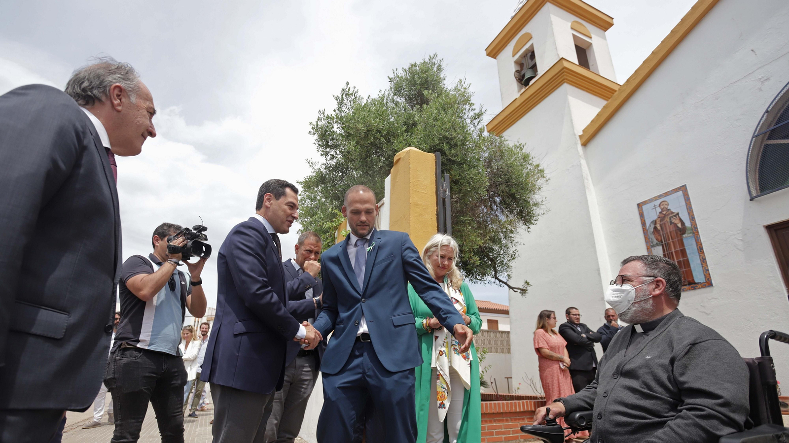 Fotos de la visita de Juanma Moreno a La Línea