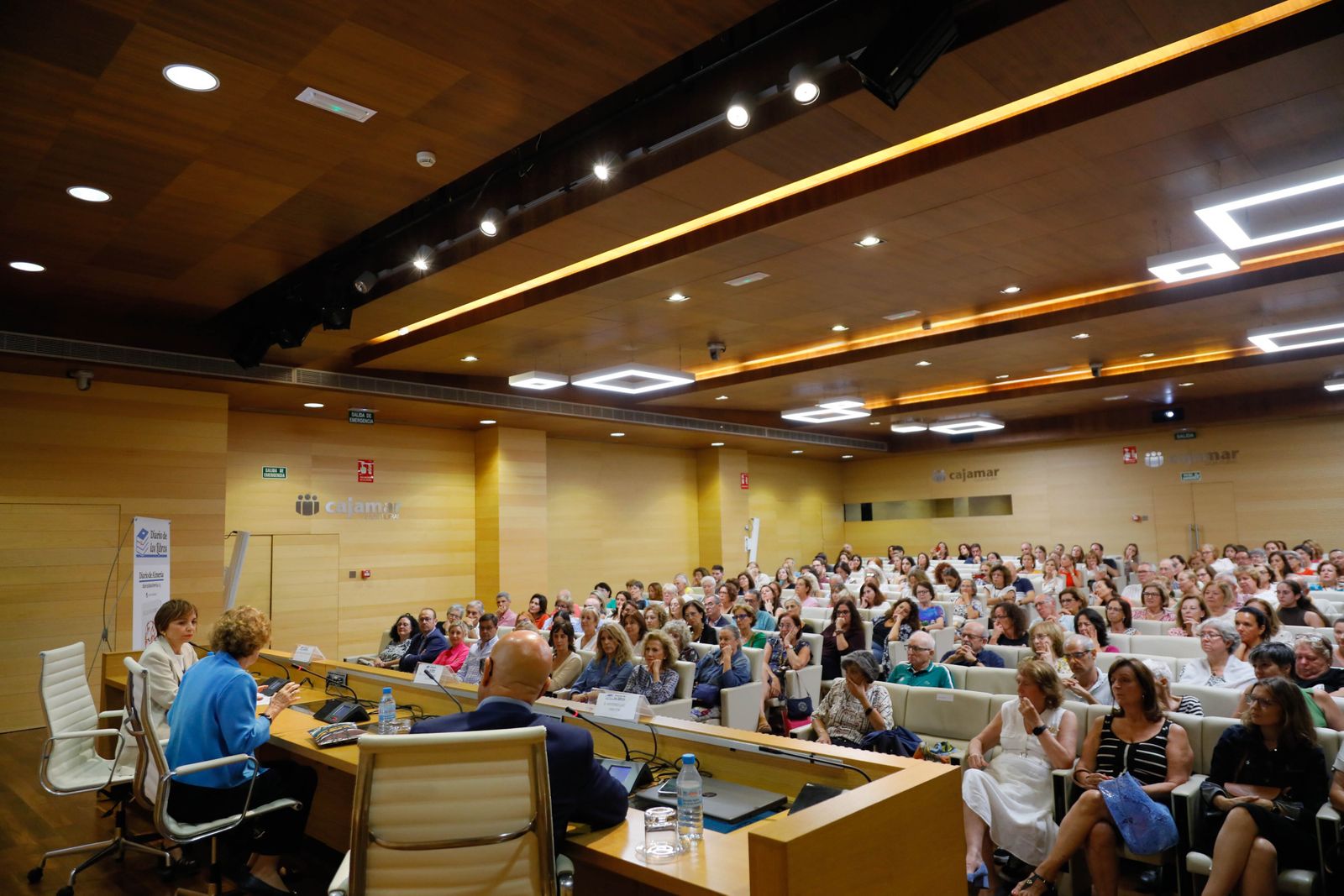 Imágenes de Diario de los Libros, con Julia Navarro