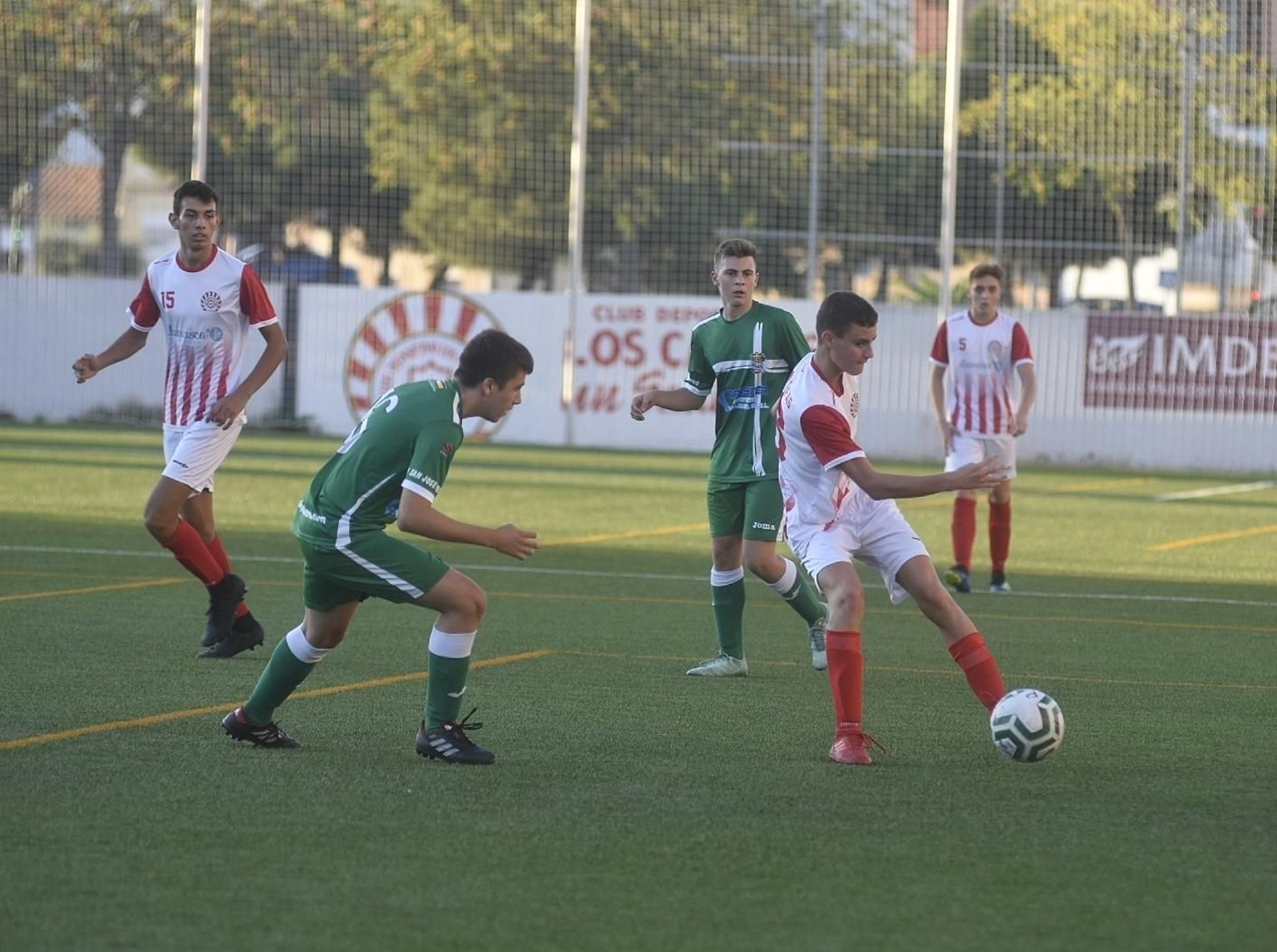Un jugador de Los Califas pasa el balón en presencia de un rival.