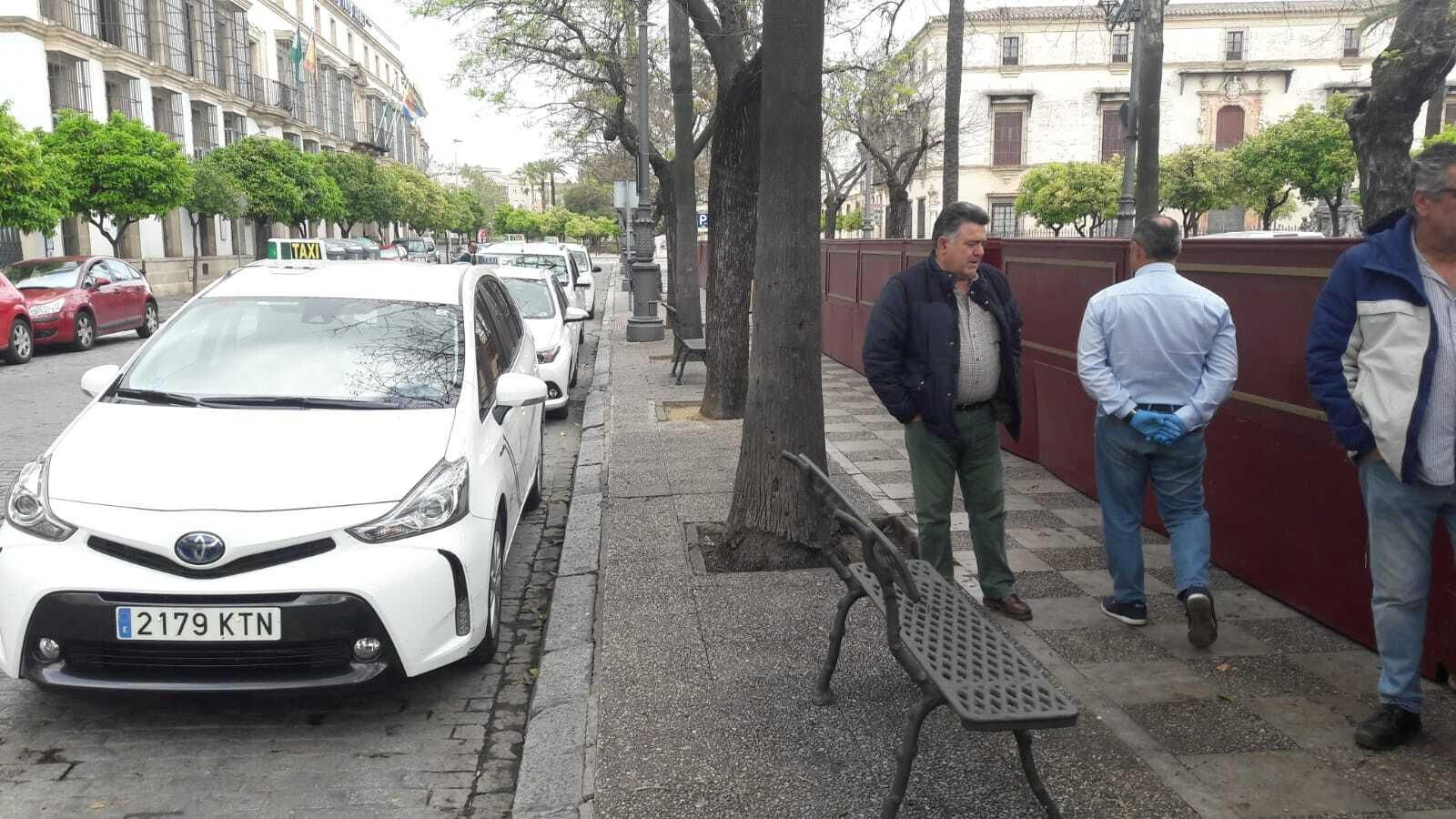 Taxistas en espera en la parada de la Alameda Cristina.