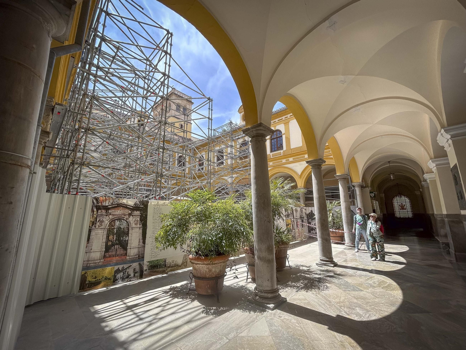 Andamios en la Facultad de Derecho.