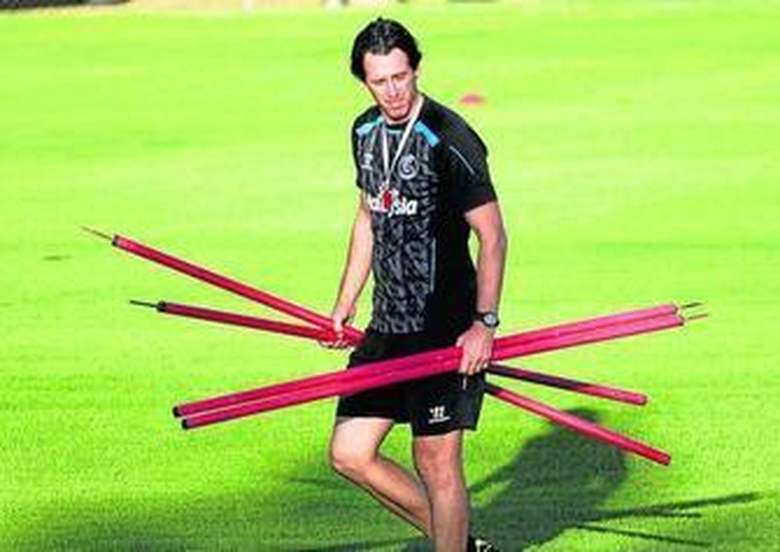 Unai Emery porta unas picas en un entrenamiento.