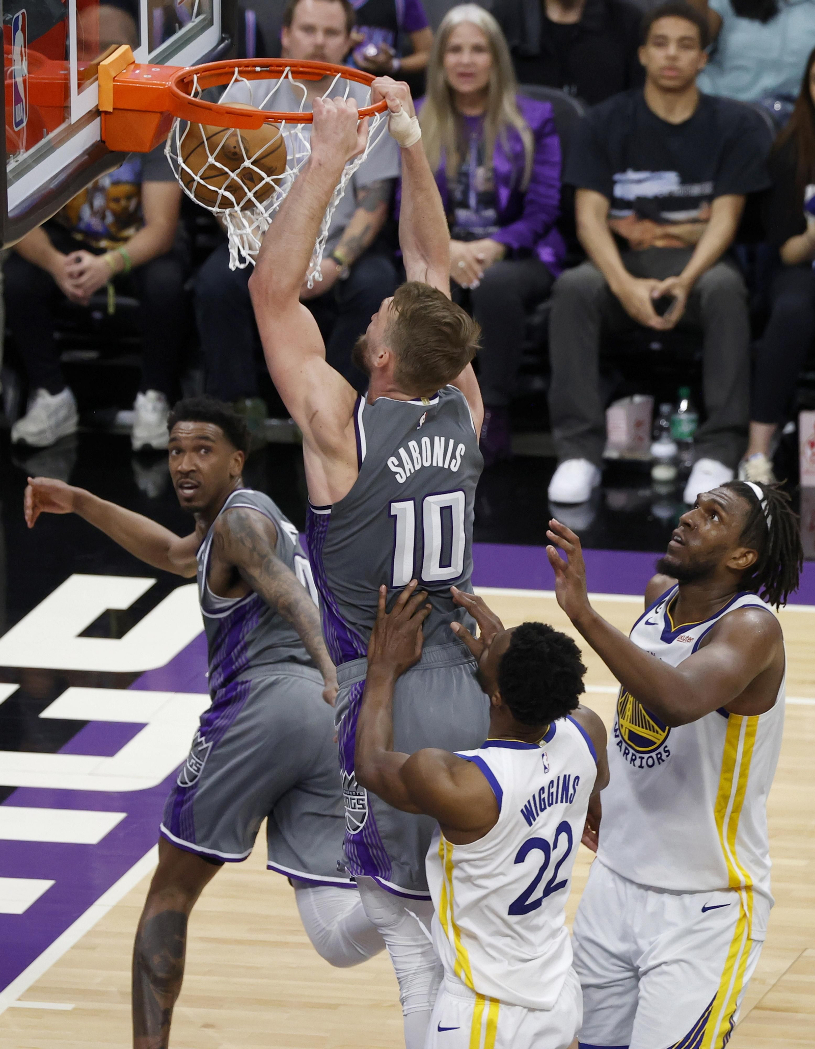 Sabonis hace un mate. Sabonis hace un mate.