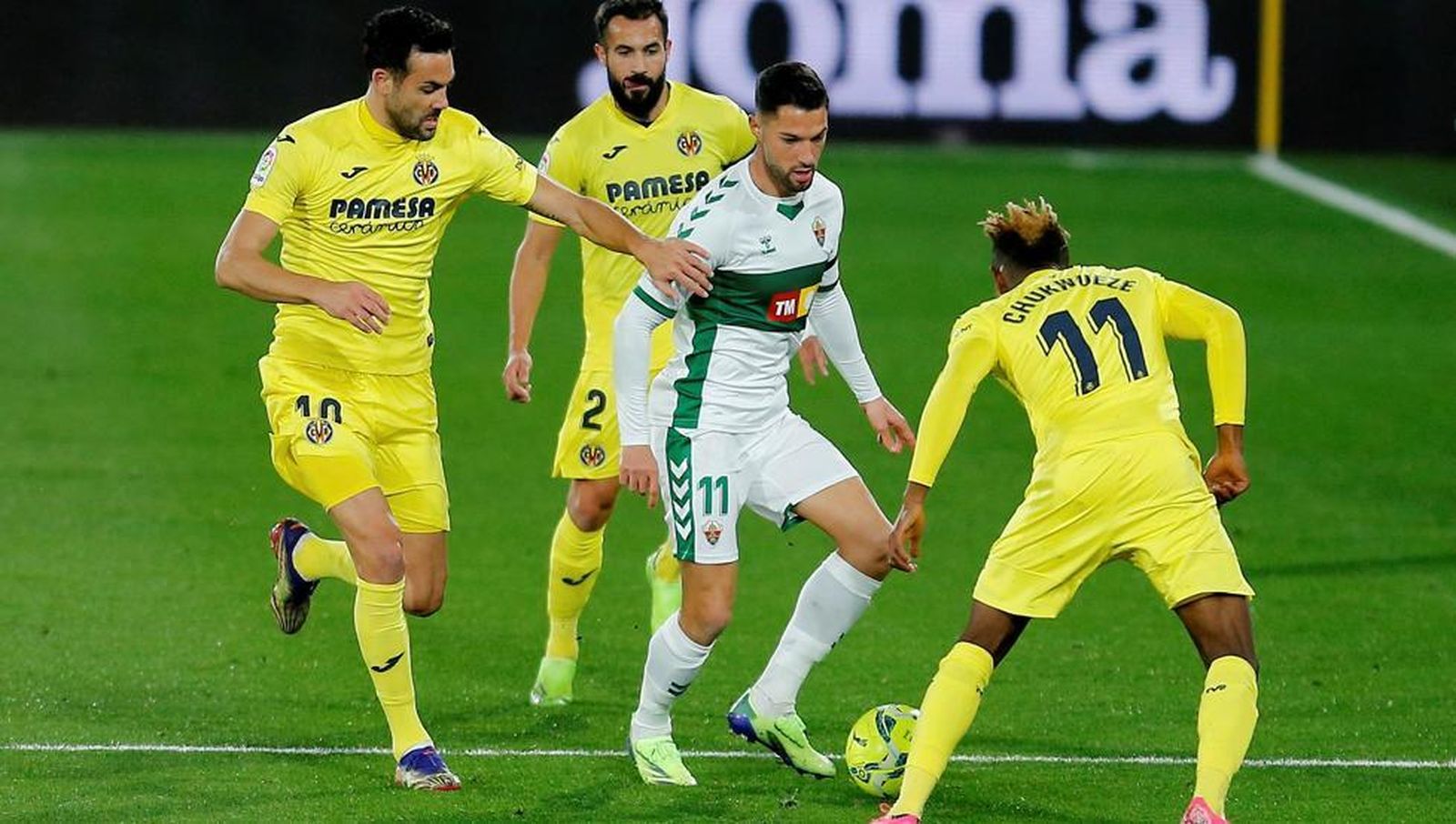 Tete Morente, rodeado de jugadores del Villarreal