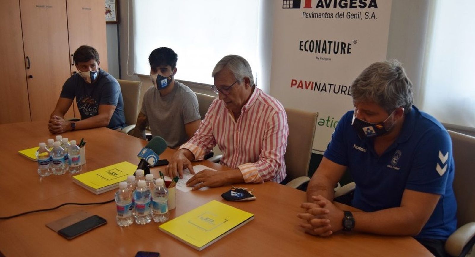 José Padilla y Manu Díaz, junto al presidente Mariano Jiménez y el técnico Paco Bustos.