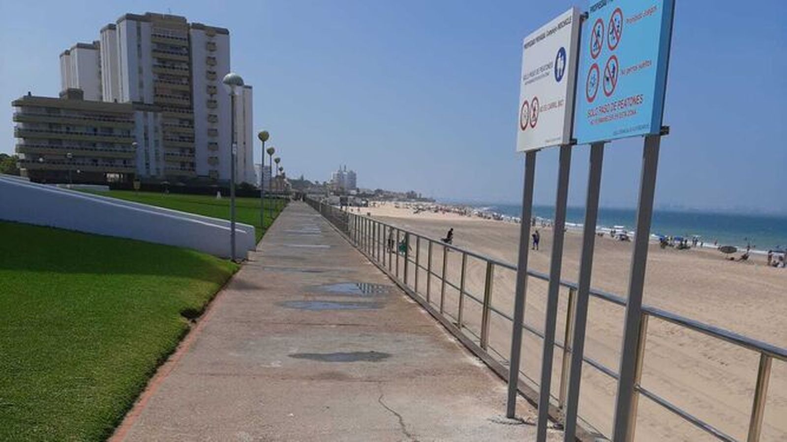 El sendero de uso público perteneciente al paseo Blas de Lezo, con las señales instaladas de forma indebida.