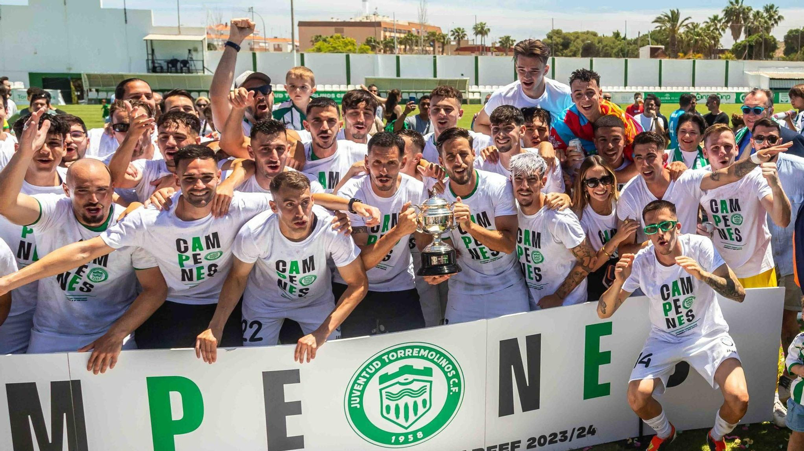 El Juventud Torremolinos celebra el ascenso.