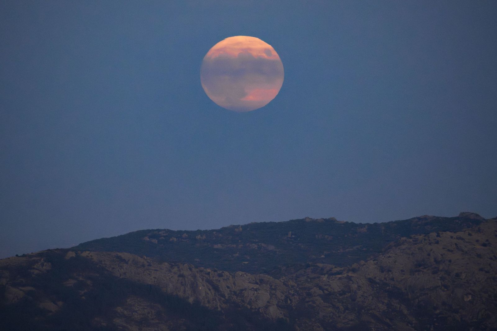 La luna llena de junio se conoce como luna de fresa.