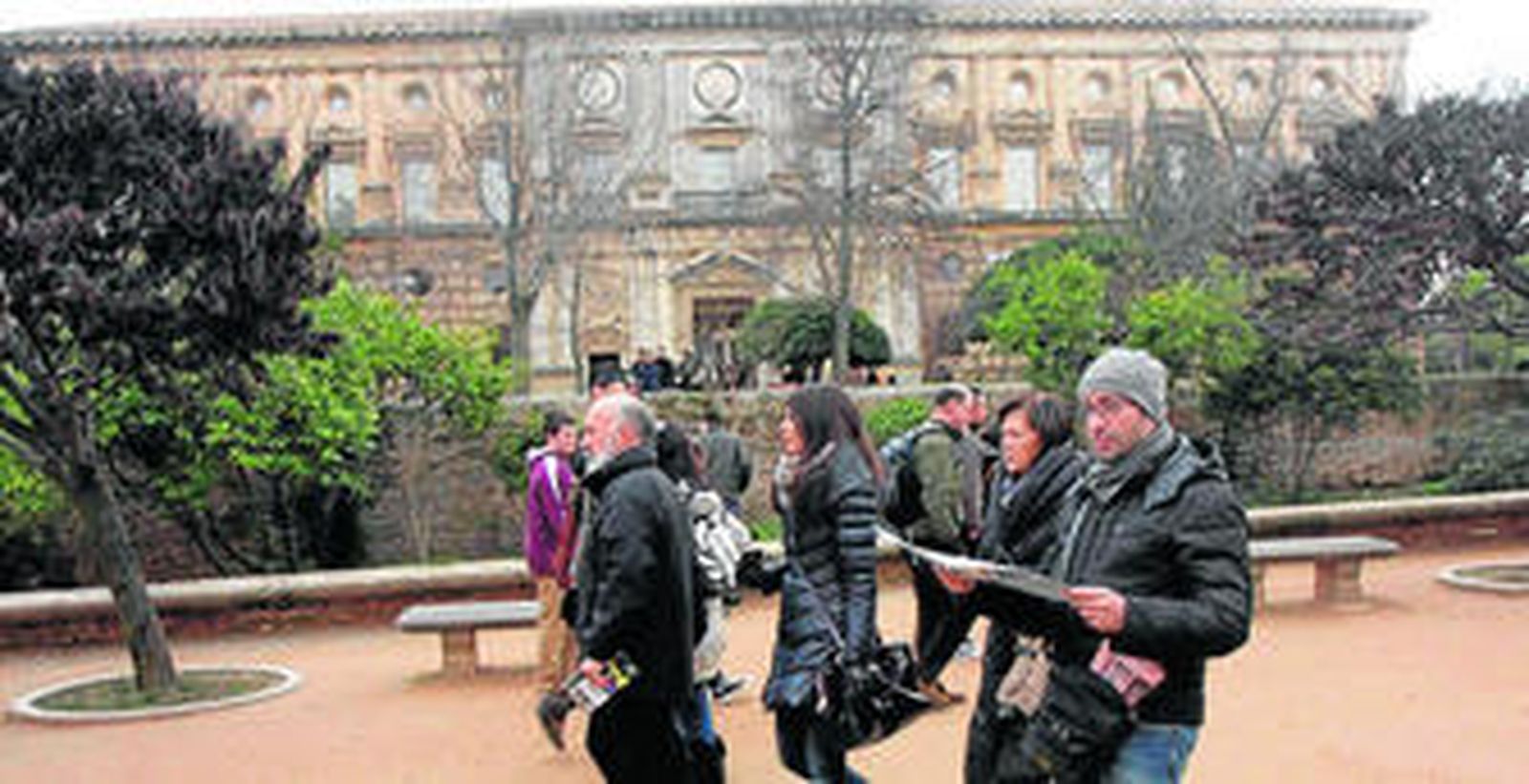 Un grupo de turistas visita la Alhambra.