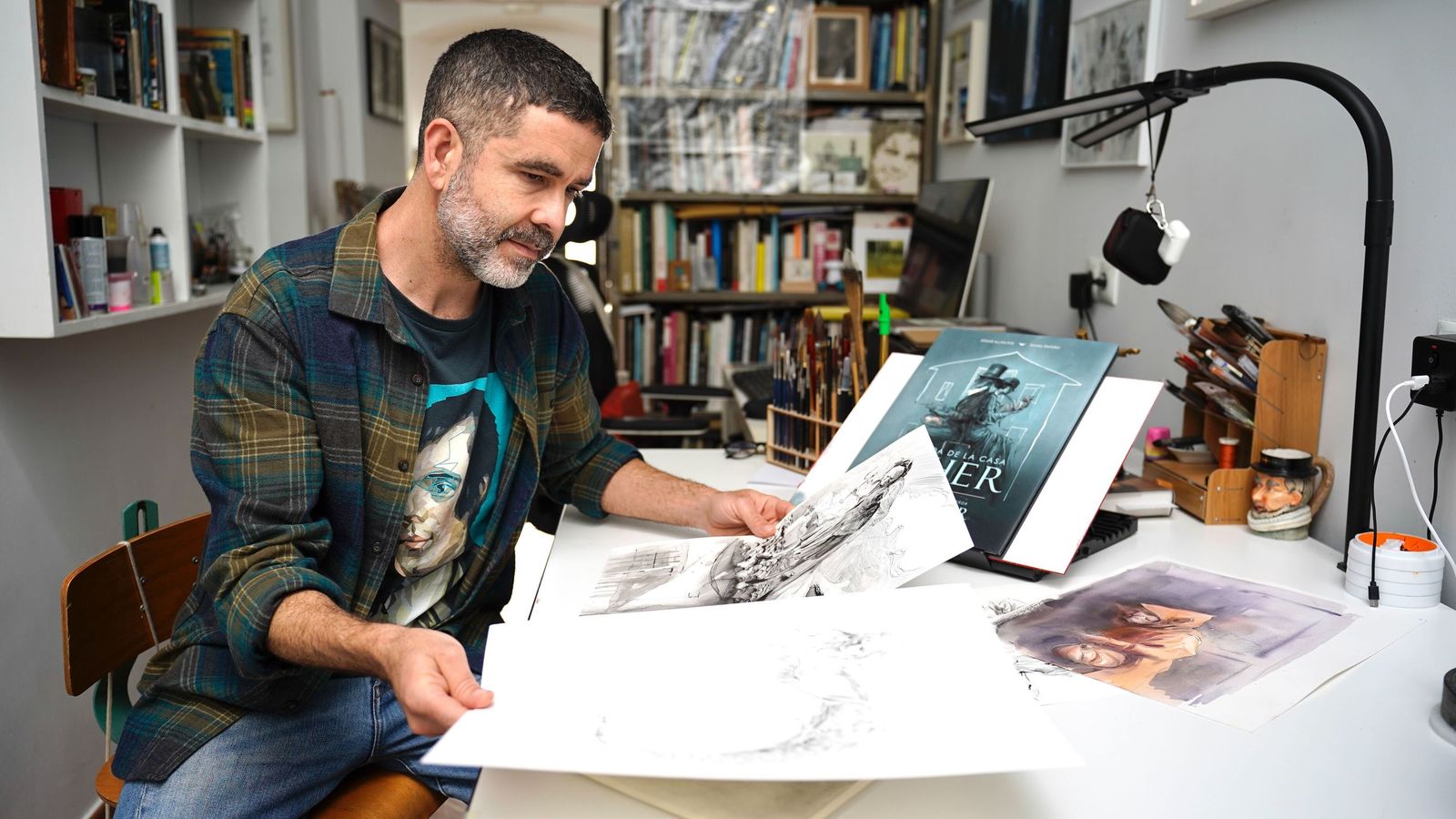 Ismael Pinteño observa sus dibujos