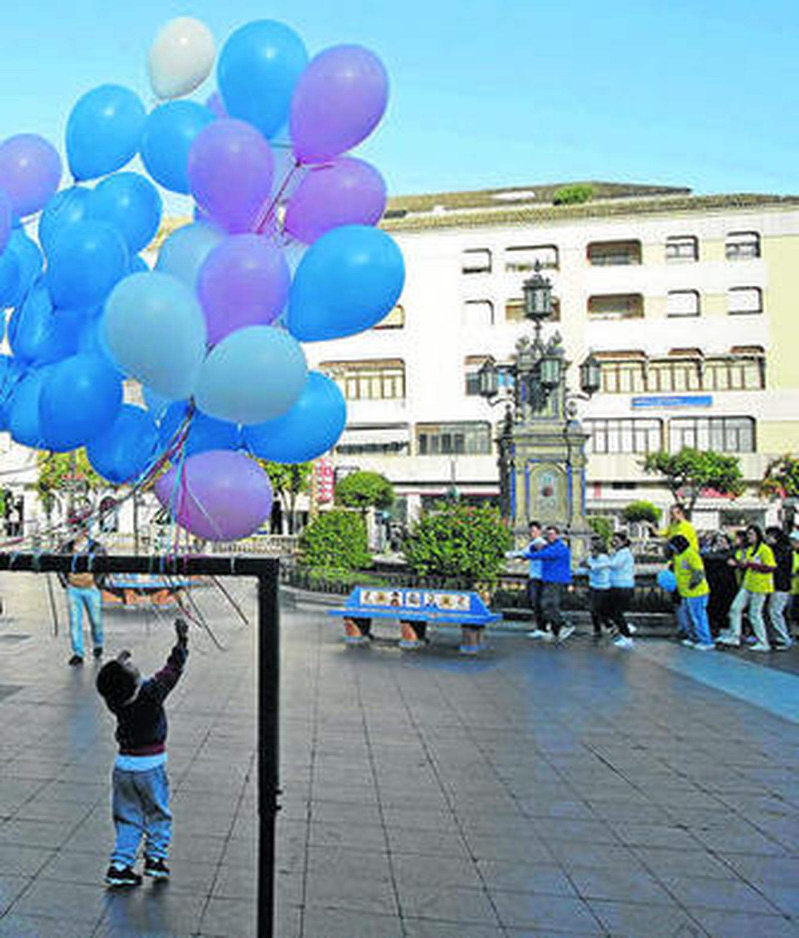 Un momento de la suelta de globos en la Plaza Alta.